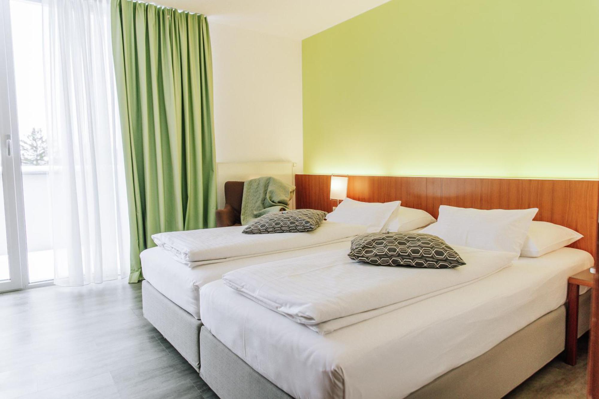 HEINHOTEL Vienna Airport Schwechat Exterior foto